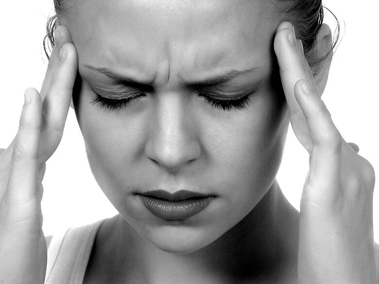 Baş ağrısı, servikal omurganın osteokondrozunun semptomlarından biridir. 