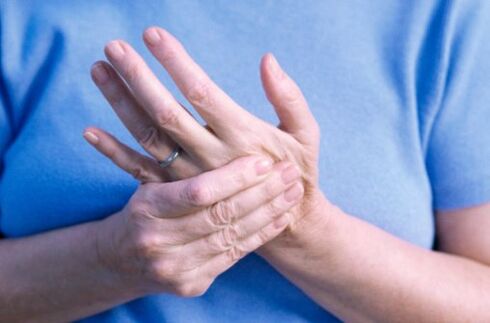 Ellerin ve parmakların eklemlerinde ağrı - çeşitli hastalıkların belirtisi