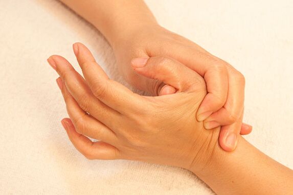 Semptomları hafifletmek için parmak eklemlerine masaj yapılabilir. 