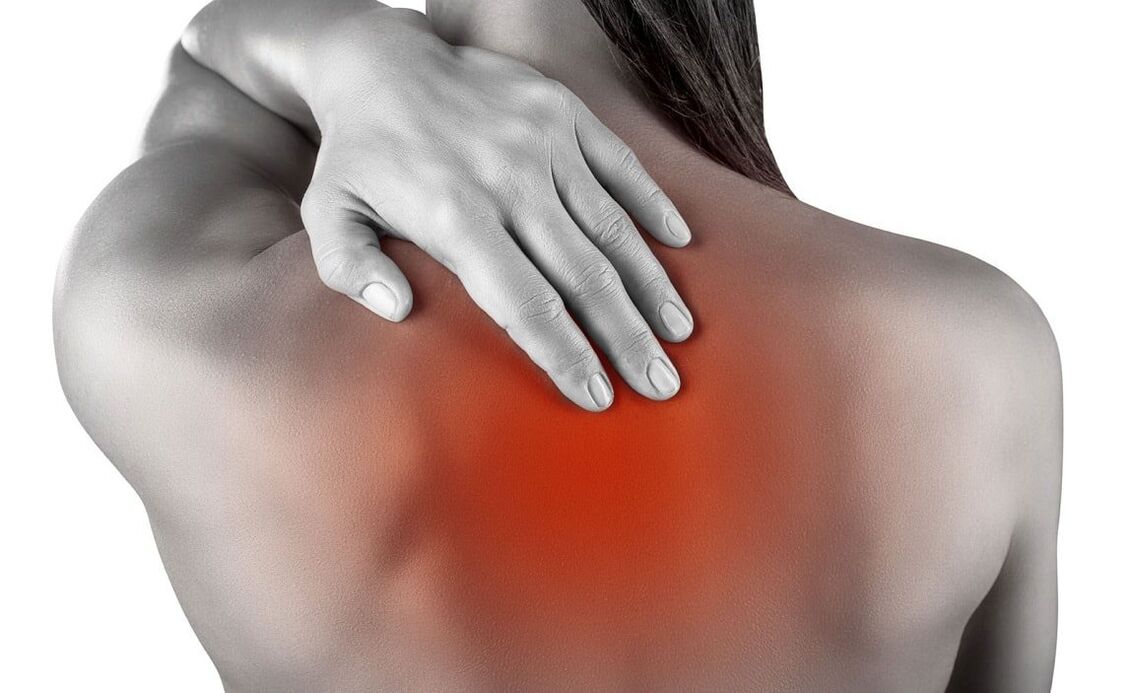 Sırt ağrısının lokalizasyonu torasik omurganın osteokondrozunun karakteristiğidir